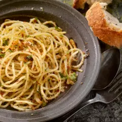 Prosty przepis na spaghetti olio, które zachwyci Twoje podniebienie
