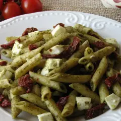 Penne z suszonymi pomidorami: proste przepisy, które zachwycą smakami