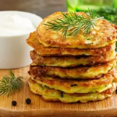 Z czym jeść placki z cukinii? Odkryj najlepsze dodatki i sosy
