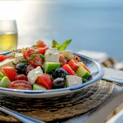 Jaki sos do sałatki greckiej? Odkryj najlepsze przepisy i porady