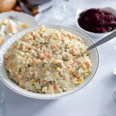 Ile gotować warzywa na sałatkę jarzynową, aby zachować smak i wartości?