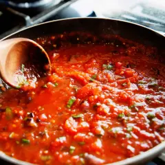 Szybki przepis na sos do spaghetti do słoików z mięsem, który zachwyci