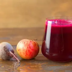 Sok z buraka i jabłka na co pomaga – odkryj zdrowotne korzyści