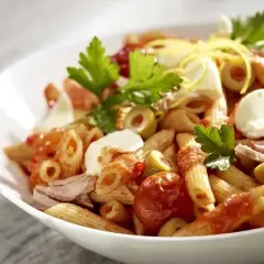 Szybki i prosty przepis na makaron penne z tuńczykiem, który zaskoczy