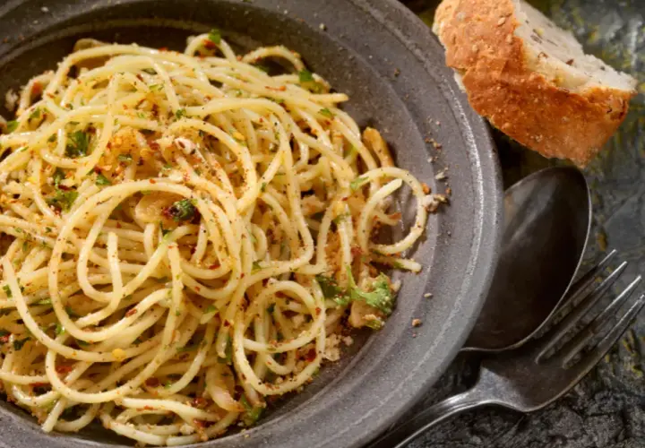 Prosty przepis na spaghetti olio, które zachwyci Twoje podniebienie