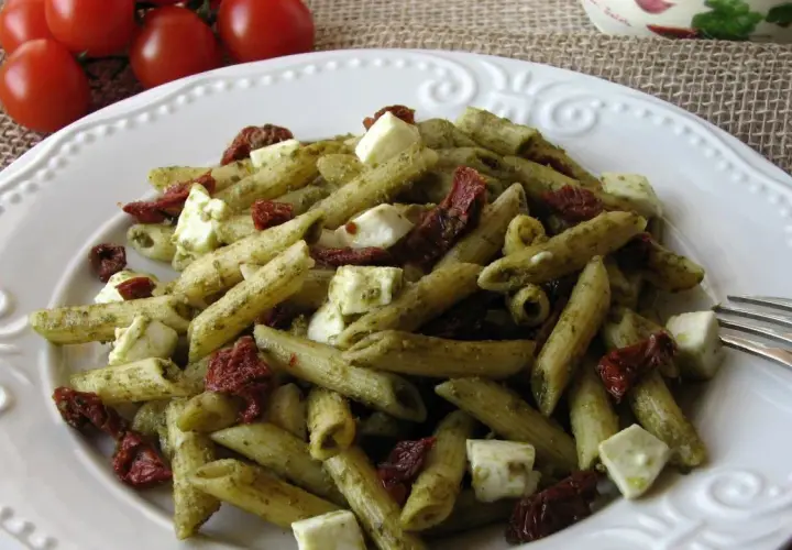 Penne z suszonymi pomidorami: proste przepisy, które zachwycą smakami
