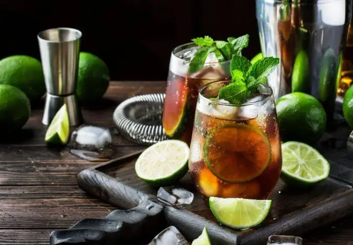 Cuba libre drink: odkryj sekrety idealnego koktajlu i jego historię