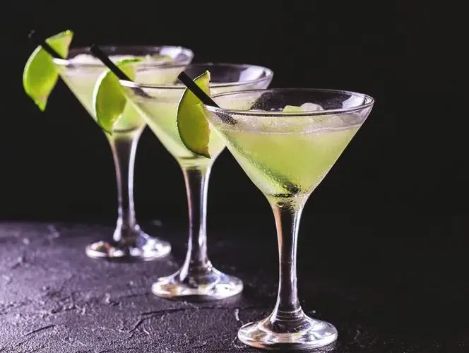 Najlepsze drinki z białym rumem – proste przepisy na wyjątkowe koktajle