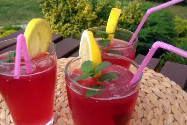 Najlepsze drinki z sokiem malinowym i pomarańczowym na każdą okazję