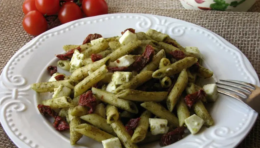 Penne z suszonymi pomidorami: proste przepisy, które zachwycą smakami