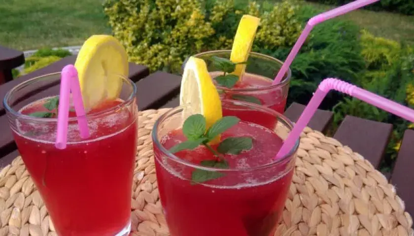 Najlepsze drinki z sokiem malinowym i pomarańczowym na każdą okazję