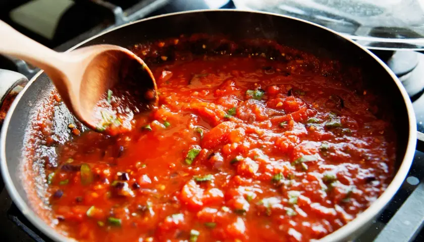 Szybki przepis na sos do spaghetti do słoików z mięsem, który zachwyci