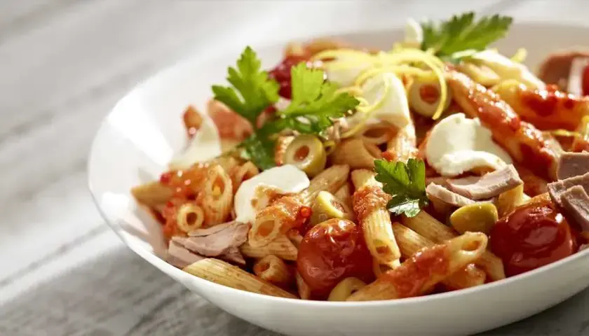 Szybki i prosty przepis na makaron penne z tuńczykiem, który zaskoczy