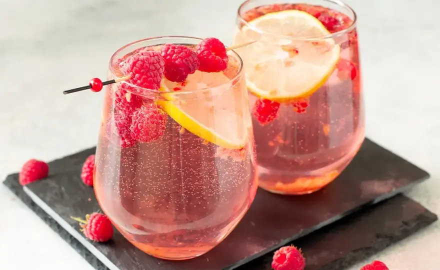 Jak przygotować idealny drink z prosecco i sokiem z bzu?