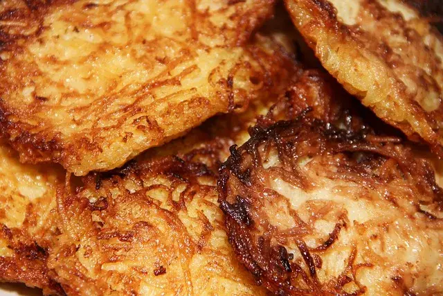 Jak podgrzać placki ziemniaczane żeby były chrupiące i smaczne