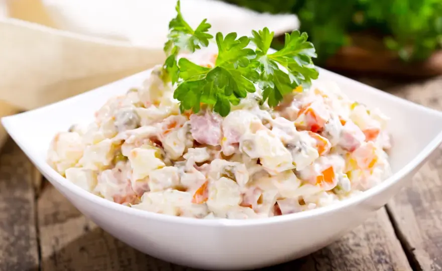 Czy sałatka jarzynowa jest tucząca? Sprawdź, co musisz wiedzieć