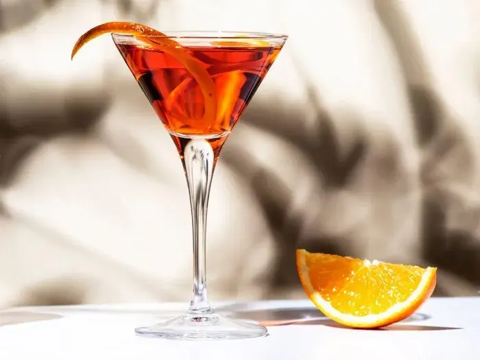 Najlepsze drinki z martini czerwonym – odkryj wyjątkowe przepisy