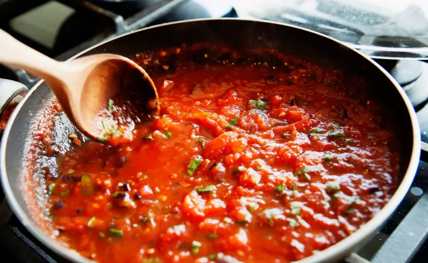 Szybki przepis na sos do spaghetti do słoików z mięsem, który zachwyci