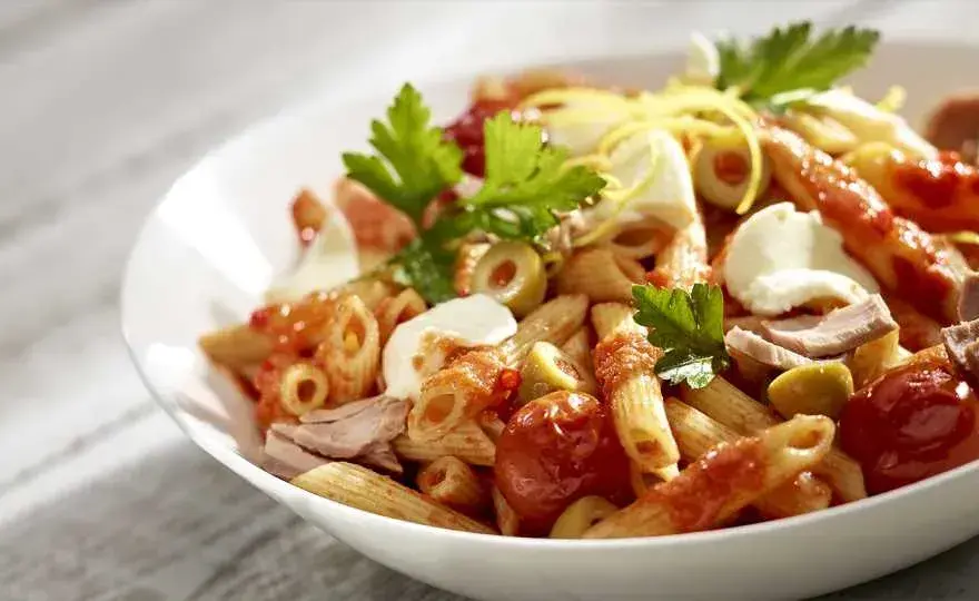 Szybki i prosty przepis na makaron penne z tuńczykiem, który zaskoczy