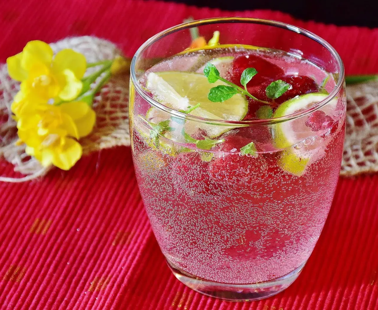 Jakie owoce do drinków? Odkryj najlepsze składniki do koktajli