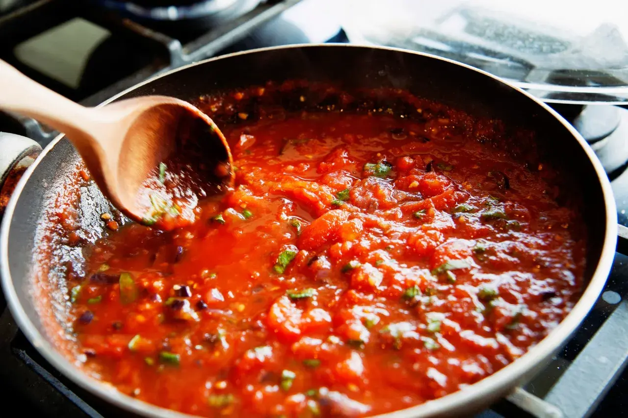 Szybki przepis na sos do spaghetti do słoików z mięsem, który zachwyci